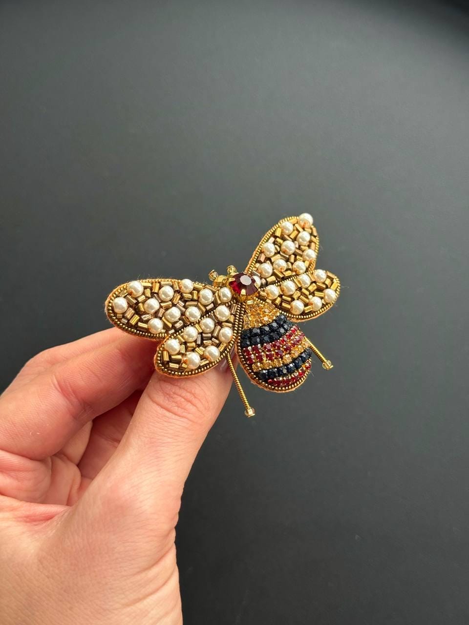 刺繍入り蜂のブローチピン、ウクライナ製ハンドメイドブローチ - Etsy 日本