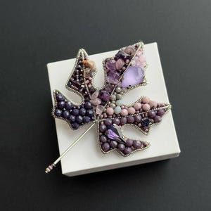 Ahornblatt Pin, Blatt Perlen Brosche, Violett Brosche, Broschen für Frauen, Geschenk für sie, einzigartige Urlaub Pin, Geschenk für Mutter, Ukrainische Brosche