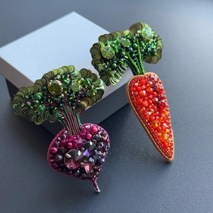 Purple Beet and Сarrots Crystal Pin, Carrot Beaded Brooch, Purple Beet Brooch, Embroidery Vegetable Brooch, Godmother Gift, Plant Pin