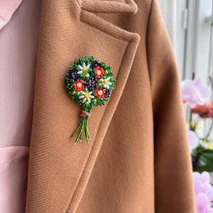Cadeau pour elle, Broche bouquet de fleurs, Cadeau significatif, Broches pour femme, Broche à broder, Cadeaux d&#39;anniversaire, Broche ukrainienne, Épinglette