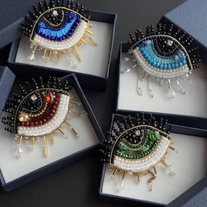 Evil Eye Halloween Brooch, Spooky Eye Pin, Witchy Jewelry, Beaded Eye Brooch, All Seeing Eye Gift, Creepy Cute Accessory, Costume Pin