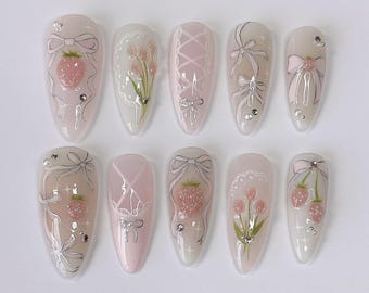 Ongles mariage fraise, Peinture à la main personnalisée, Ongles en acrylique, Presse 3D sur les ongles, Ongles roses, Ongles pressés courts, Ongles en amande, Ongles français