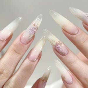 Trendiger eleganter lila Blumennagel für den Sommer Mittlerer Mandelpresse auf Nagel, Benutzerdefinierte Nagelkunst, Gefälschung, Flaschennagel Geburtstagsnagel, Blumennägel, Geschenk