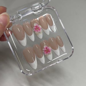 Bruiloftsnagels, handgemaakte korte Franse tipnagels, bloem nepnagels voor meisjescadeau, 3D-nagels, feestpers op nagels, amandelnagels, roze amandelnagels