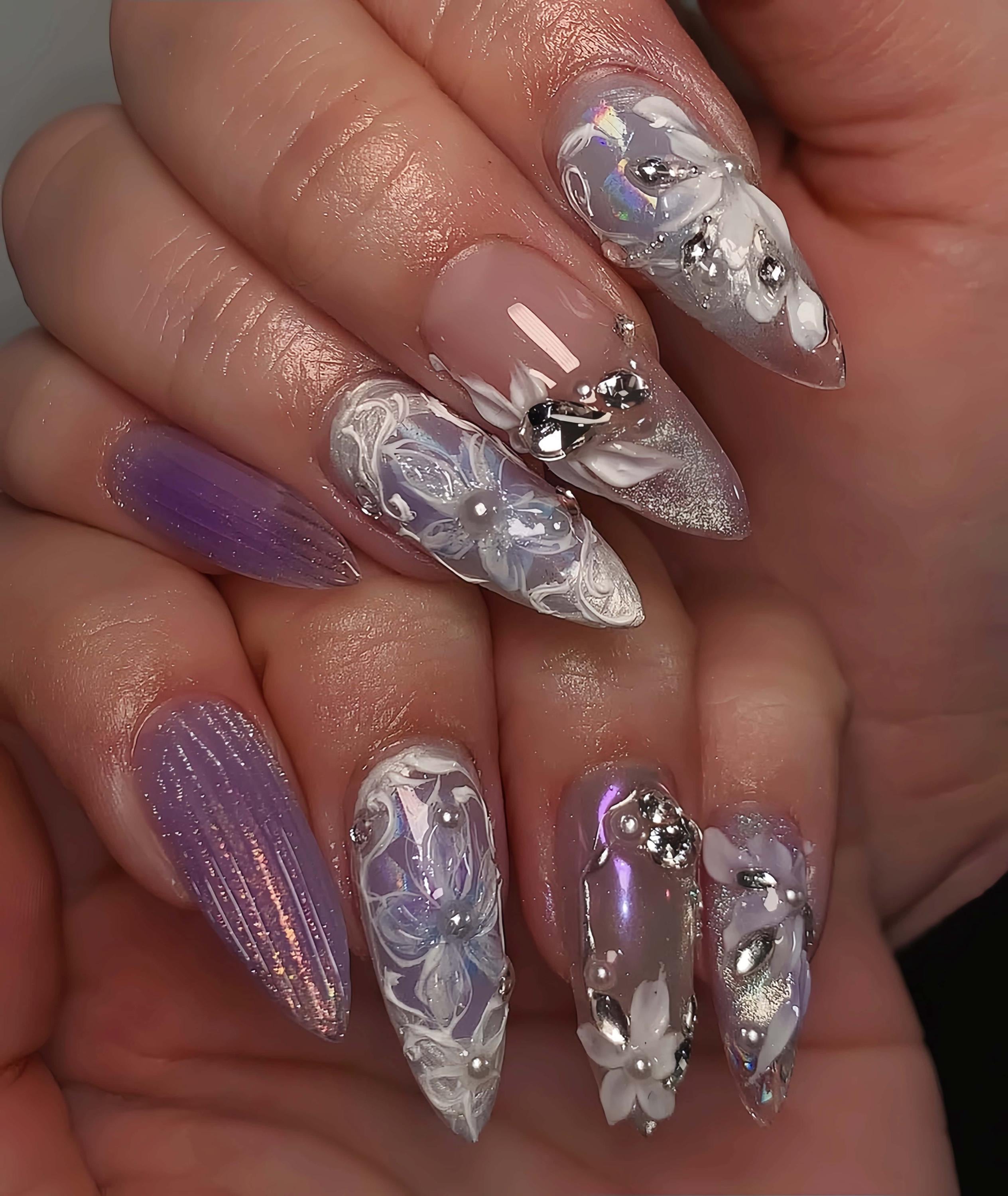 優雅に輝く紫色のネイル、ウェディングネイル、カスタム手描きアクリル