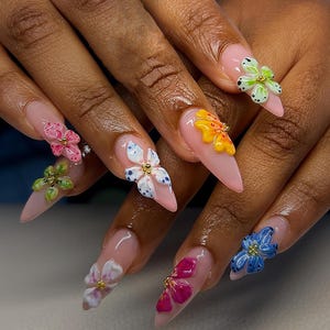 Unghie da sposa, unghie acriliche personalizzate dipinte a mano, unghie floreali, unghie pressate 3D, unghie floreali, unghie pressate a fiori, nail art con effetto ombre, regalo per ragazze