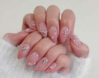夏のフレンチチップアーモンド型プレスオンネイル｜咲き誇る花の