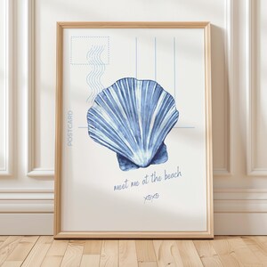 Arte mural de conchas marinas, impresiones playeras preppy, decoración de pared costera azul, impresión "Encuéntrame en la playa", impresión artística de playa con postal, arte digital