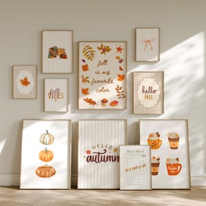 Peut inclure: Plusieurs impressions d'art encadrées sur le thème de l'automne. Les impressions présentent des citrouilles, des feuilles d'automne et des phrases comme "Fall is my favorite color" et "Hello Autumn". La palette de couleurs comprend l'orange, le marron et la crème.
