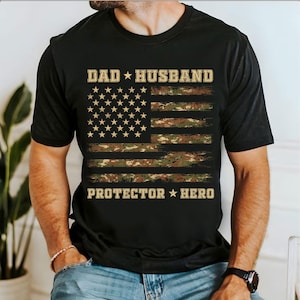 Papá retro, esposo, protector, héroe (Personaje con camiseta de camuflaje), camisa de caza (Personaje con camiseta de camuflaje), el mejor papá (Personaje con camiseta de camuflaje), papá militar (Personaje con camiseta de camuflaje), regalo para el Día del Padre