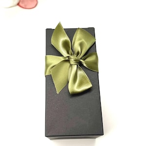 20 PCS Personalized Black Favor Boxes with Green Ribbon – Elegant Candy & Gift Boxes for Weddings, Birthdays, Baptisms, Anniversaries