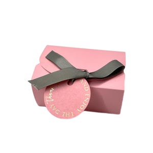 Personalized Pink Wedding Favor Boxes: Elegant Floral Gift Packaging