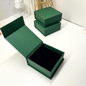50-Pack Green Rigid Jewelry Boxes with Velvet Sponge Insert – Elegant Hard Gift Box for Rings, Necklaces, Bracelets, Customizable