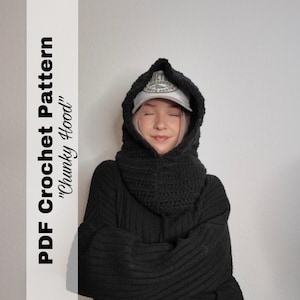 Könnte beinhalten: Ein schwarzes Häkel-Hoodie- und Cowl-Set. Die Kapuze ist dick und klobig, mit einer spitzen Oberseite. Der Text "PDF Crochet Pattern" und "Chunky Hood" ist auf der linken Seite des Bildes aufgedruckt.
