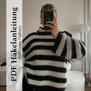 Könnte beinhalten: Ein schwarz-weiß gestreifter Häkelpullover mit Rollkragen und langen Ärmeln. Der Pullover ist aus weichem, flauschigem Garn gefertigt. Der Text "PDF Häkelanleitung Rollkragen Pullover" ist auf der linken Seite des Bildes sichtbar.