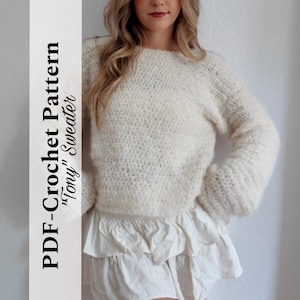 Könnte beinhalten: Cremefarbener Häkelpullover mit langen Ärmeln und rundem Ausschnitt. Der Pullover wird mit einem weißen Rock kombiniert. Der Text auf der linken Seite lautet "PDF-Crochet Pattern 'Tony' Sweater".