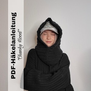 Könnte beinhalten: Eine schwarze, grob gestrickte Kapuze mit Rollkragen, getragen über einer Baseballkappe. Die Kapuze ist aus dickem Garn gefertigt und hat ein strukturiertes Aussehen. Der Text auf der linken Seite lautet "PDF-Häkelanleitung" und "Chunky Hood".