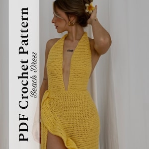 Könnte beinhalten: Ein gelbes Häkelkleid für den Strand mit einem Halterneck und einem Schlitz an der Seite. Das Kleid ist mit einem einfachen Stichmuster gearbeitet und hat eine lockere Passform.