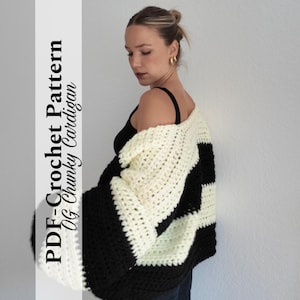 Può includere: Un cardigan lavorato a uncinetto spesso, nero e crema, con un motivo a righe. Il testo a sinistra recita "PDF- Crochet Pattern OG Chunky Cardigan". Il cardigan è indossato sopra un top nero.