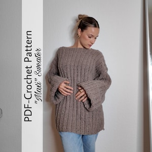 Könnte beinhalten: Ein brauner, übergroßer Häkelpullover mit weiten Ärmeln. Der Pullover hat eine gerippte Textur und einen U-Boot-Ausschnitt. Der Text "PDF-Crochet Pattern 'Maxi' Sweater" ist auf der linken Seite des Bildes aufgedruckt.