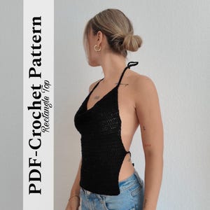 Puede incluir: Top halter de ganchillo negro con cuello de cisne y laterales abiertos. El top está hecho de un hilo texturizado y tiene lazos en el cuello y los laterales. El texto "PDF-Crochet Pattern Rectangle Top" está en el lado izquierdo de la imagen.