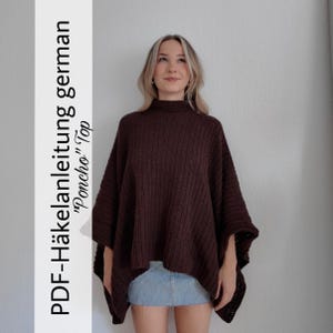 Könnte beinhalten: Ein dunkelbraunes, gestricktes Poncho-Oberteil mit hohem Ausschnitt. Der Poncho hat ein lockeres, fließendes Design und wird über einem Jeansrock getragen. Auf der linken Seite steht "PDF-Häkelanleitung german Poncho Top".