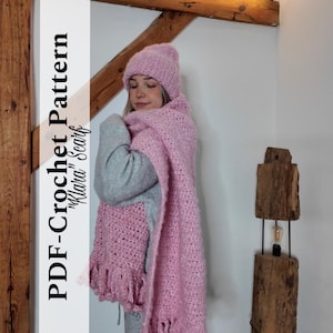 Könnte beinhalten: Ein hellrosa gehäkeltes Schal- und Mützen-Set. Der Schal hat einen Fransenrand. Das Bild enthält auch den Text "PDF Crochet Pattern "Klara" Scarf". Das Set ist aus einem weichen, strukturierten Garn gefertigt.