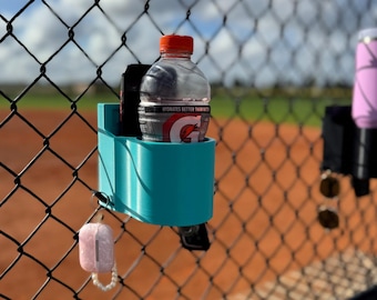 Portavasos para montaje en valla con bolsillo para teléfono y ganchos para llaves