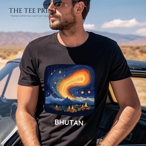 Bhutan Aurora Tee | Gross Nationalglück Design | Dzong Silhouette | Unisex weiche Baumwolle | Reise-Andenken Geschenk | Bhutan T-Shirt