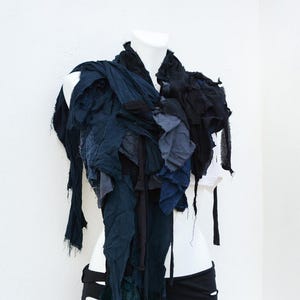 Puede incluir: Una taza de cerámica blanca con un asa negra y el texto "But First, Coffee" en negro, con una fuente de estilo manuscrito. La taza está sobre una superficie blanca.