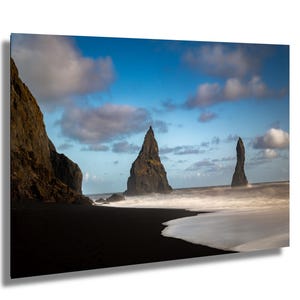 Spiaggia di sabbia nera di Reynisfjara, Islanda, faraglioni, troll folcloristici, fotografia artistica, decorazione murale, arte murale, carta/tela/metallo/acrilico