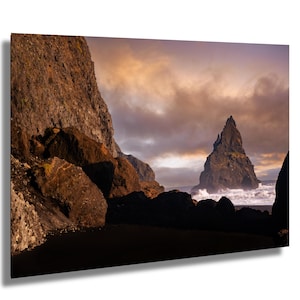 Spiaggia di sabbia nera di Reynisfjara, Islanda, faraglioni, troll folcloristici, fotografia artistica, decorazione murale, arte murale, carta/tela/metallo/acrilico