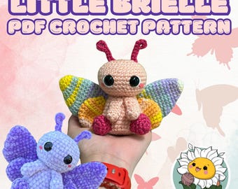 Könnte beinhalten: Das Bild zeigt zwei gehäkelte Schmetterlingsspielzeuge. Eines ist hellrosa mit bunten Flügeln, das andere ist lila. Der Text "LITTLE BRIELLE PDF CROCHET PATTERN" wird oben angezeigt. Ein Cartoon-Blumenlogo befindet sich in der unteren rechten Ecke.