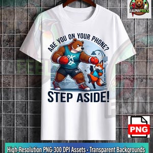 Könnte beinhalten: Ein weißes T-Shirt mit einer Grafik eines braunen Bären in einem blauen Tanktop und roten Boxhandschuhen, der einen kleinen orangefarbenen Fuchs mit einem Telefon schlägt. Der Text lautet ARE YOU ON YOUR PHONE? und STEP ASIDE! in blauen Buchstaben.