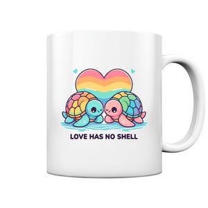 Puede incluir: Taza de cerámica blanca con una ilustración de dos tortugas de dibujos animados con caparazones de arcoíris, un corazón de arcoíris y el texto "LOVE HAS NO SHELL". La taza tiene un asa blanca.