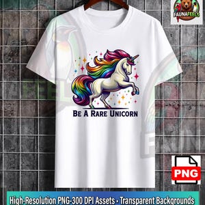 Könnte beinhalten: Ein weißes Kurzarm-T-Shirt mit einer Grafik eines Einhorns mit regenbogenfarbener Mähne und Schweif. Das Einhorn ist von kleinen bunten Sternen umgeben. Unter der Grafik steht der Text BE A RARE UNICORN in dunkelblauen Großbuchstaben.