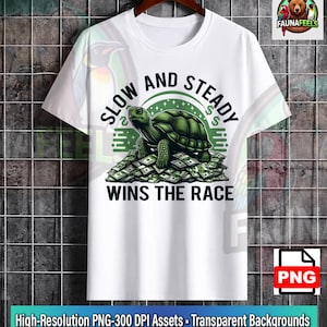 Könnte beinhalten: Ein weißes Kurzarm-T-Shirt mit einer Grafik einer grünen Schildkröte, die auf einem Haufen Geldscheine steht. Der Text SLOW AND STEADY WINS THE RACE ist zusammen mit Dollarzeichen um die Schildkröte herum auf der Brust abgebildet.