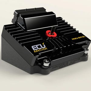 Può includere: Unità di controllo elettronica nera ECU Master PMU-242 DL con un pulsante rosso e testo giallo.