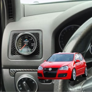 Könnte beinhalten: Ein roter Volkswagen Golf GTI mit einem schwarzen und silbernen Turbolader-Boost-Messgerät, das im Armaturenbrett installiert ist. Das Messgerät zeigt 1,54 bar an.