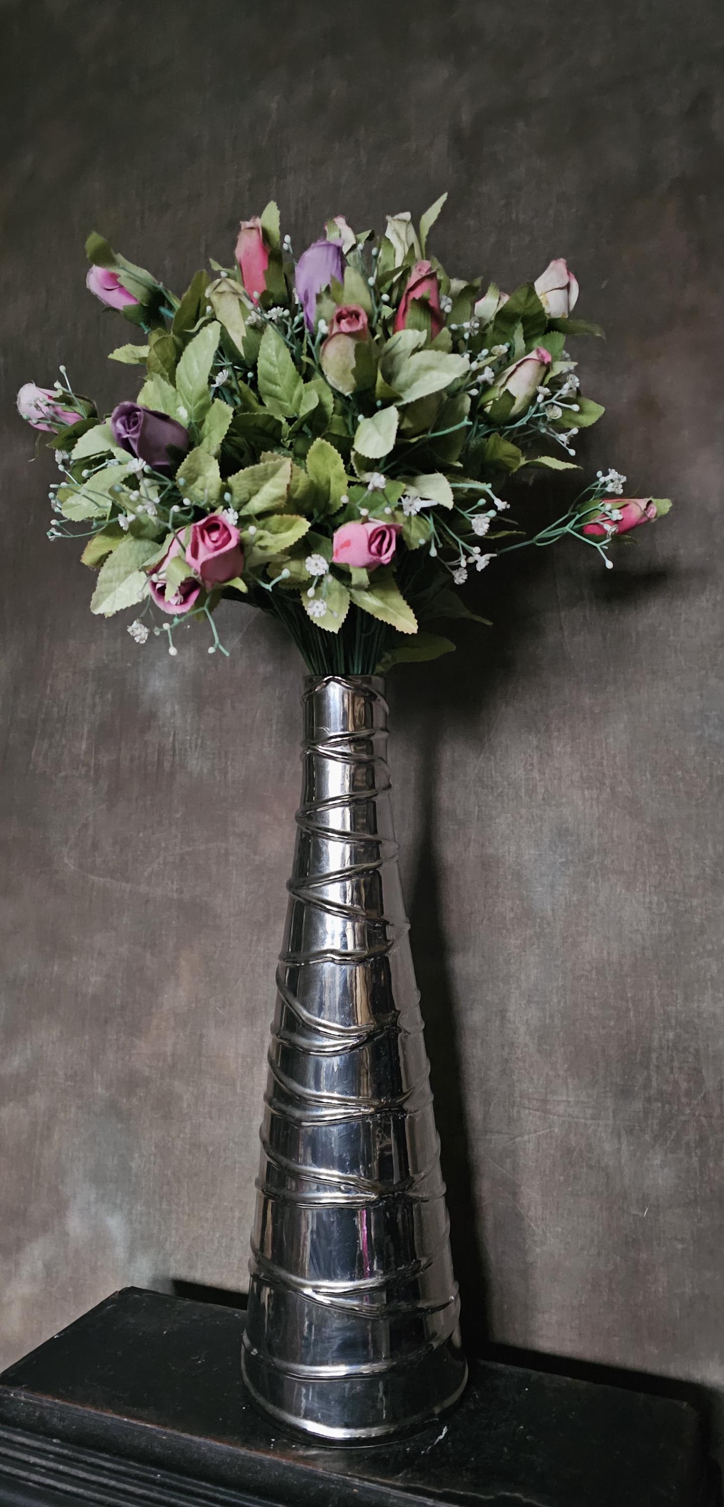 ヴィンテージガラスの花瓶、背の高いシルバーの装飾的なディテール