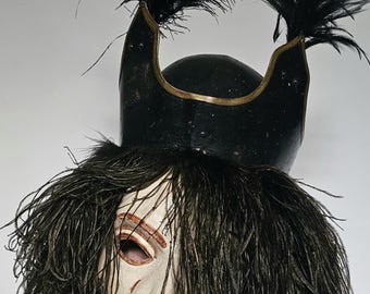 Antyczna, zabytkowa, ciężka zbroja rycerska, spartański hełm średniowieczny, kostium teatralny