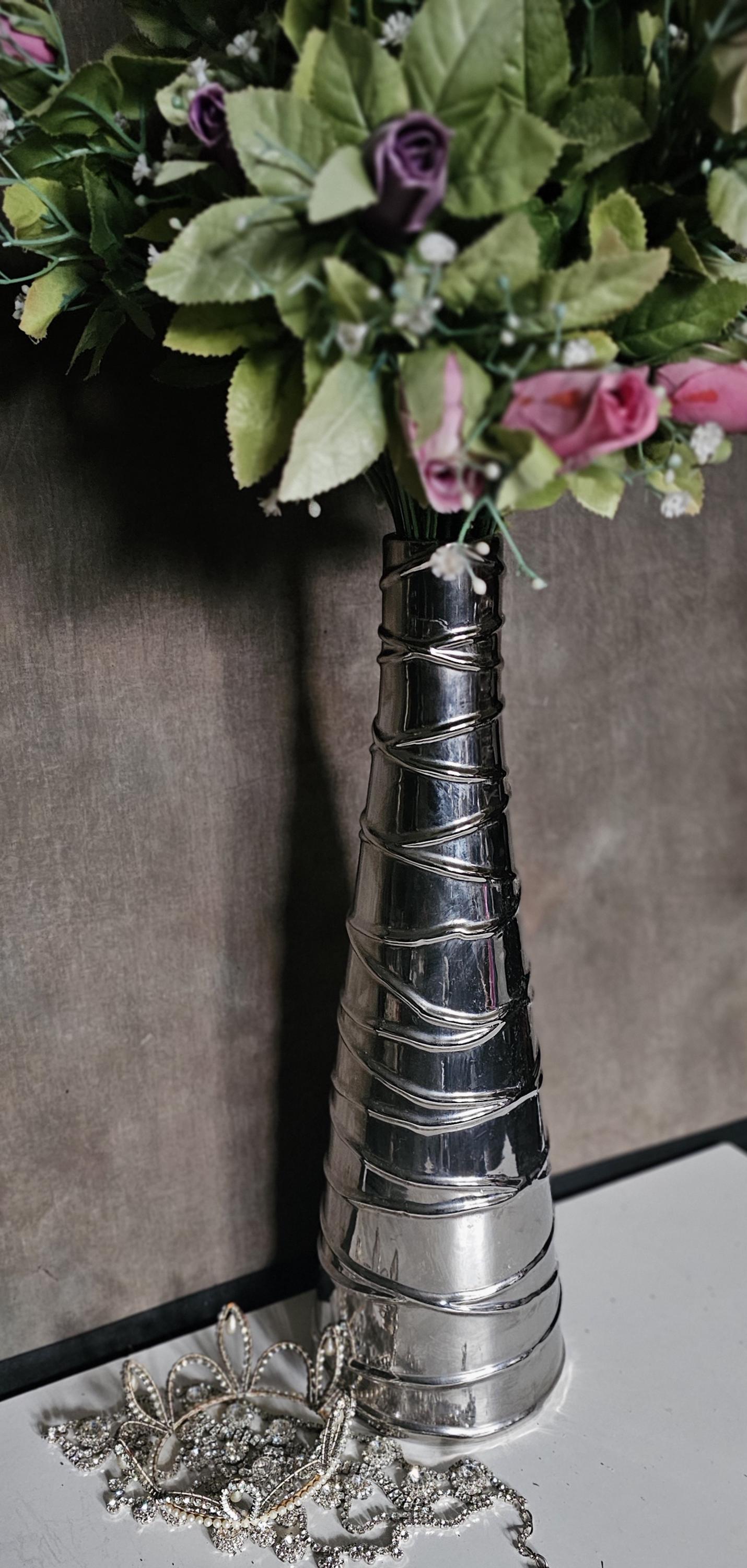 ヴィンテージガラスの花瓶、背の高いシルバーの装飾的なディテール