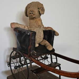 Antiker Vintage Original seltener viktorianischer Hundewagen zum Schieben und Ziehen. Schwere Massivholz Eiche im Kinderwagen Stil