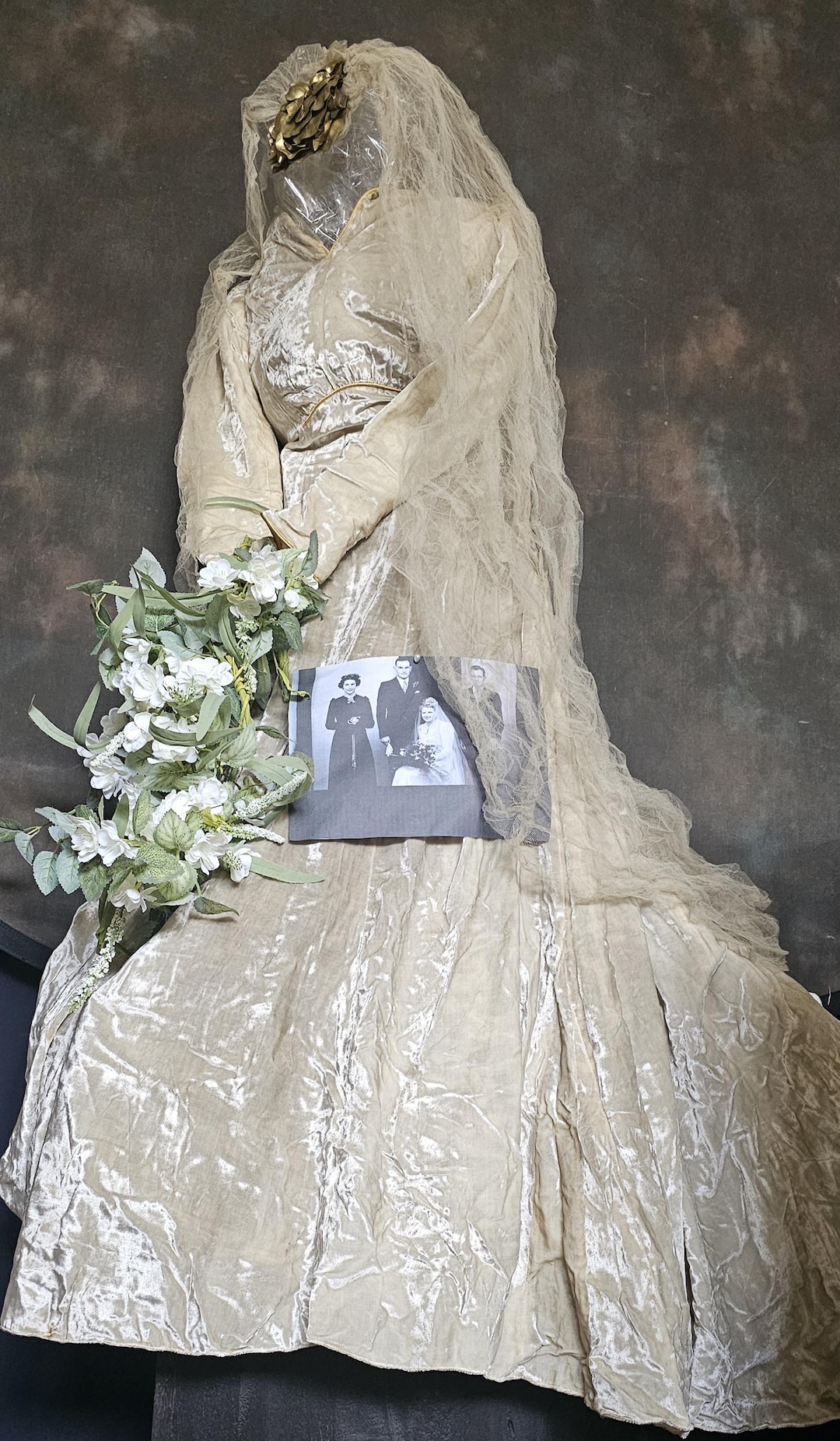 Vestido de noiva vintage antigo de veludo dos anos 1940 e véu