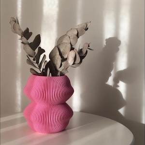 Jarrón de plantas maximalista rosa acanalado / Decoración maximalista de dopamina Decoración única y divertida para el hogar / Jarrón de flores decorativo / Regalo del día de San Valentín