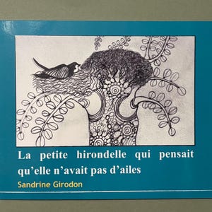 Peut inclure: Couverture de livre avec une bordure turquoise. Illustration en noir et blanc d'un oiseau sur un nid dans un arbre. Le titre "La petite hirondelle qui pensait qu'elle n'avait pas d'ailes" est en texte blanc.