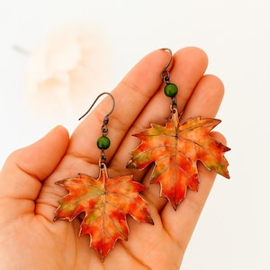 Pendientes de hojas de arce, tallados otoñales hechos a mano, joyas colgantes únicas con colores terrosos, joyas de otoño inspiradas en la naturaleza.