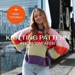 Puede incluir: Un suéter de punto colorido con el texto "KNITTING PATTERN FREYA SWEATER". El suéter presenta rayas rosas, naranjas, verdes y moradas. Un círculo naranja con las palabras "VIDEO TUTORIALS" está en la esquina superior izquierda.