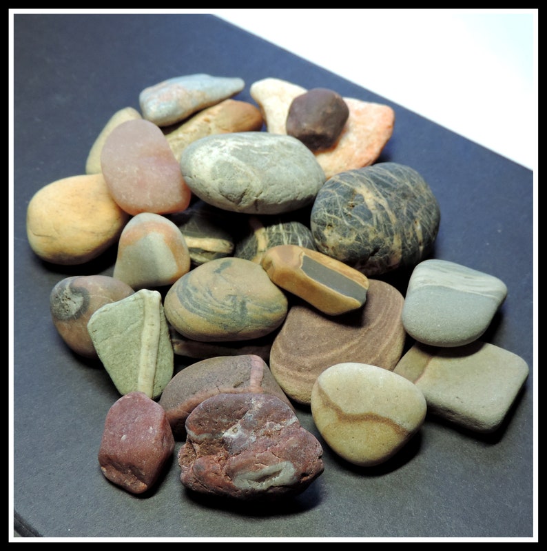 Bulk of 40 Fancy BEACH STONES for collages, collecting, home decor or crafting / 40 pieces / EF71 image 1
