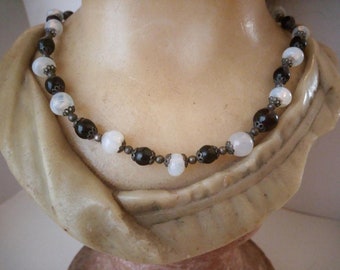 Vintage ONYX & MOONSTONE beads Art Déco NECKLACE-  Metal Screw Clasp + metal small beads and fancy caps- 46 cm long - Moonstone beads 1 cm